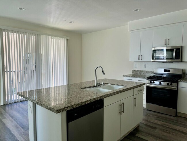 Building Photo - 2 Bedroom Anaheim Townhome