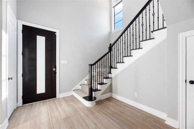 Building Photo - 810 W 17th St