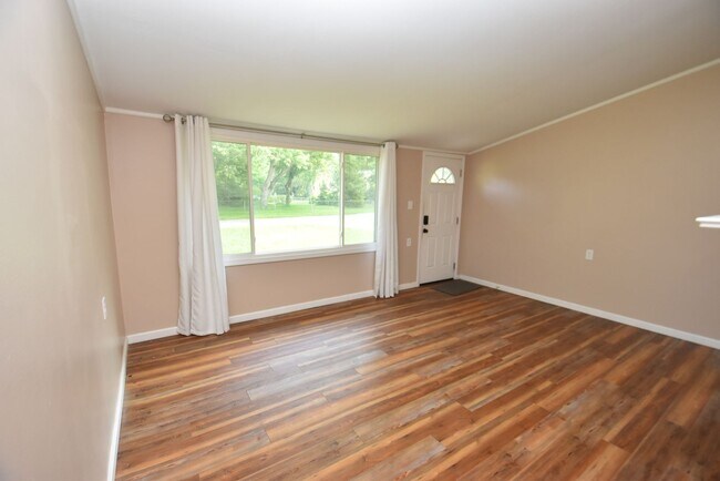 Foto del edificio - 4 bedroom 2 bath home close to UP Mall