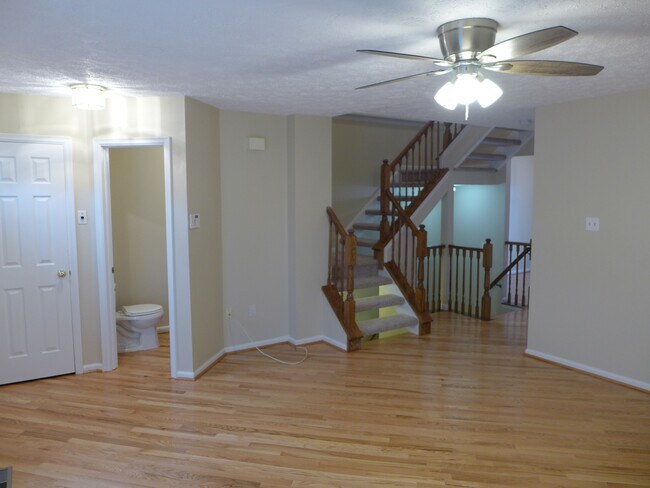 Building Photo - 423 Woodhill Dr