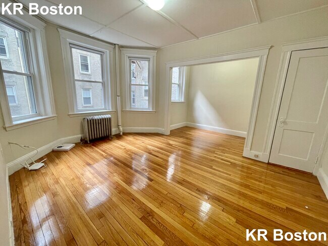 Building Photo - 1321 Boylston St