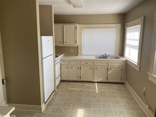 Building Photo - 307 E 7th St