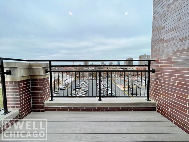 Foto del edificio - 927 W Irving Park Rd