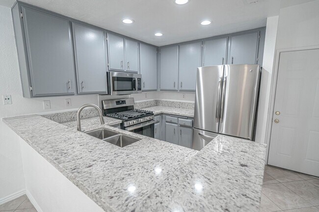 Foto del edificio - COMING SOON! Palisades 3 Bedroom Townhome for Rent in Stevenson Ranch!