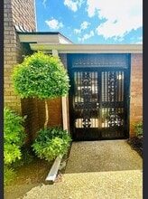 Building Photo - 2705 Greenbriar Dr