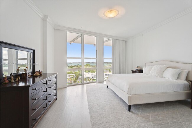 Foto del edificio - 10225 Collins Ave