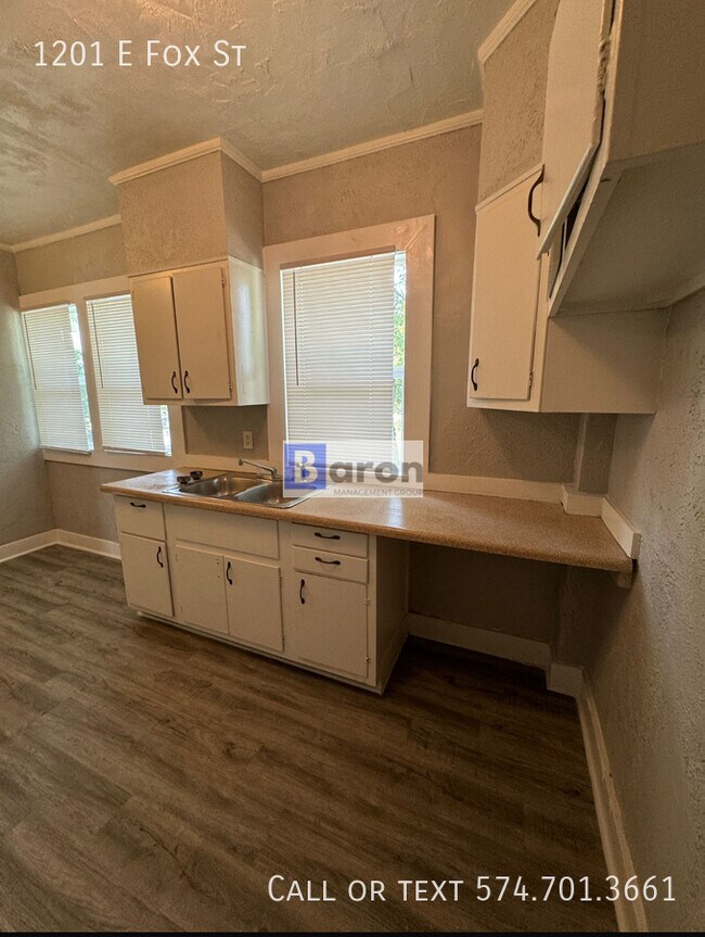 Foto del edificio - 1201 E Fox St