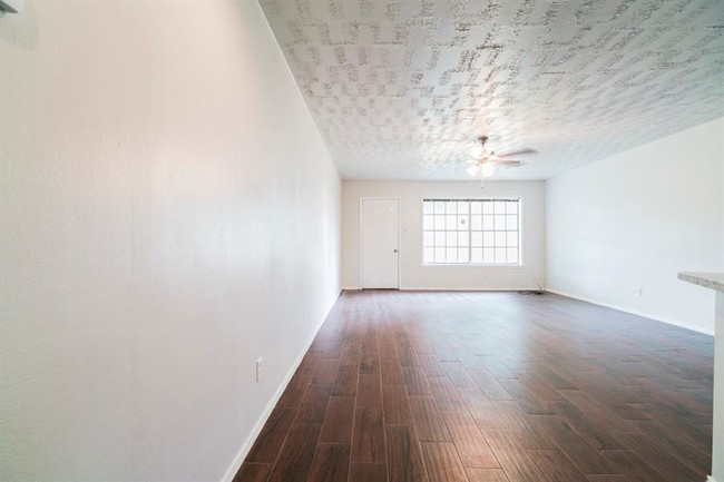 Building Photo - 15407 Parkview St