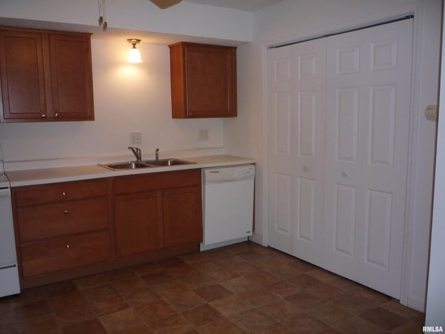 Building Photo - 2122 Austin Dr