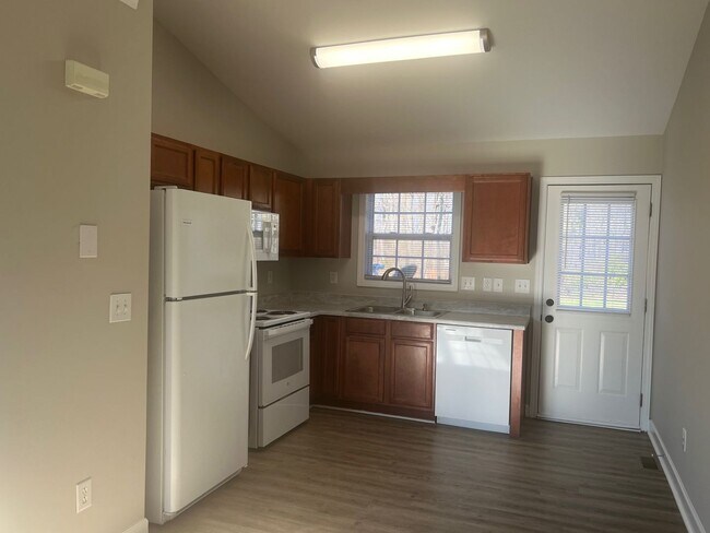 Building Photo - Newly Renovated 2 Bed/ 1 Bath Duplex - Lar...