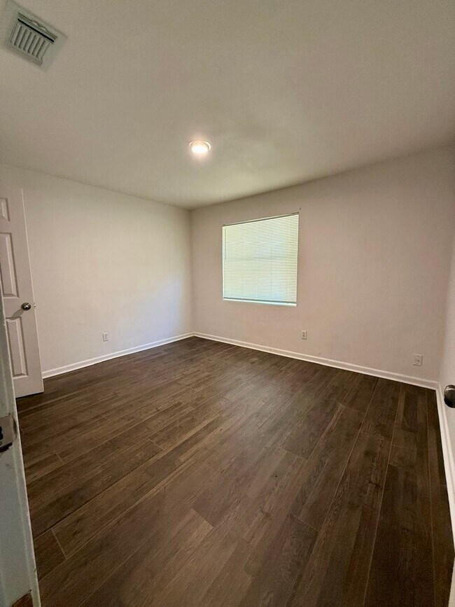 Foto del edificio - Cozy 2 Bedroom Duplex On a quiet tree lined Street.