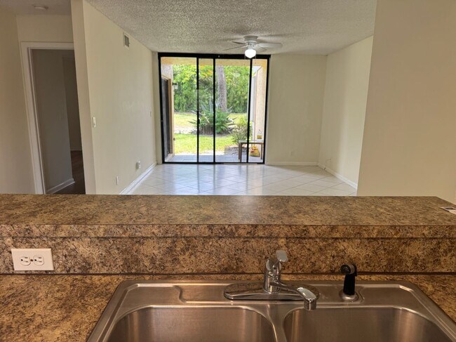 Foto del edificio - 5661 Riverside Dr