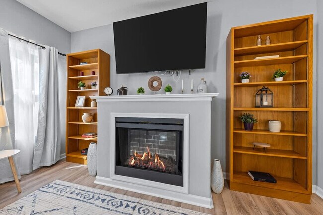 Foto del edificio - 5021 Woolsey St