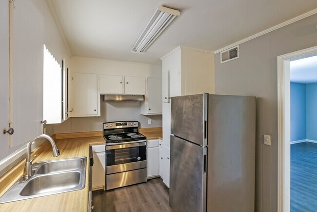Building Photo - Adorable 3 Bedroom Home