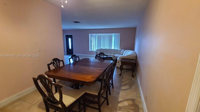 Foto del edificio - 6808 NW 75th St