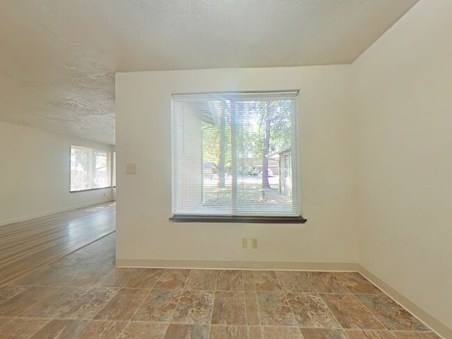 Building Photo - Duplex ~ Close to 9th Street ~ Pet Friendly