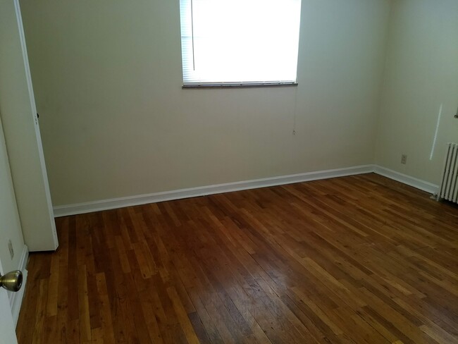Building Photo - 5932 Belmont Ave
