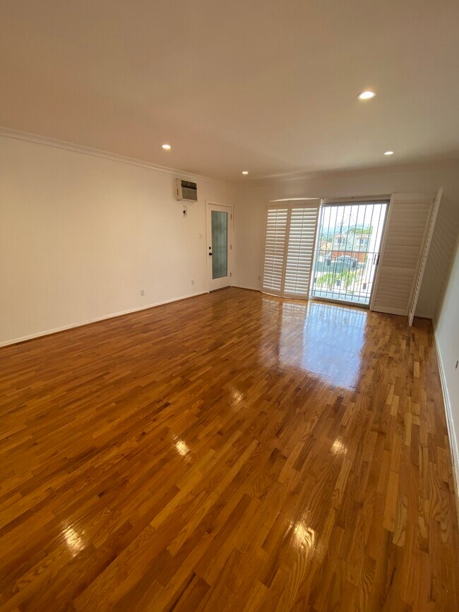 Large !! - 1556 S Orange Grove Ave