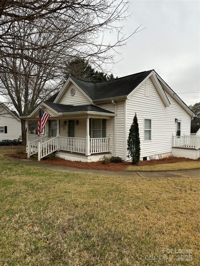 Building Photo - 816 E Catawba St