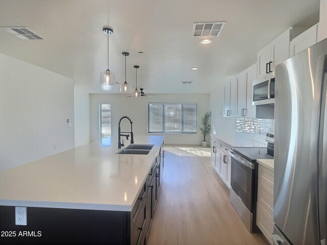 Foto del edificio - 2502 E Paradise Ln