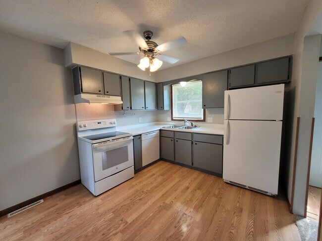 Foto del edificio - 4422-4424 Independence Drive