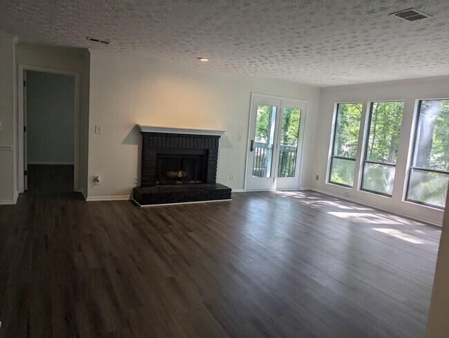 Foto del edificio - Charming 2-Bedroom, 2-Bath Condo with Mode...