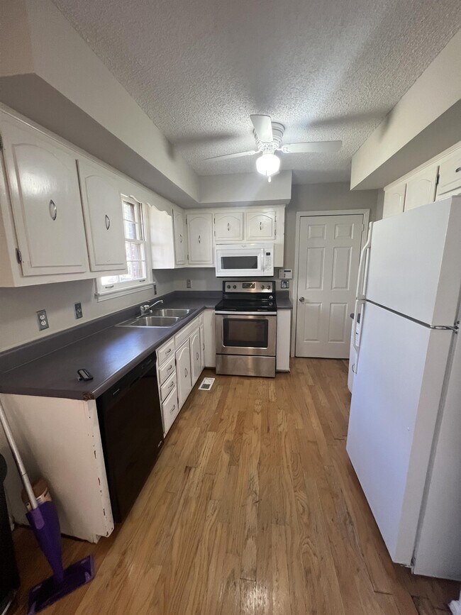 Photo - 2900 Moss Spring Dr House