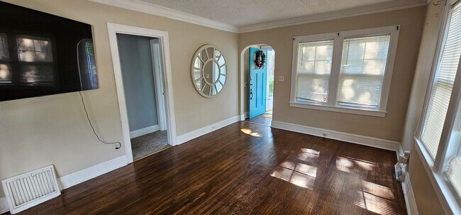 Foto del edificio - 3358 N Upton Ave