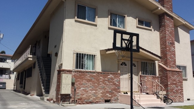 Foto del edificio - 4833 Elmwood Ave