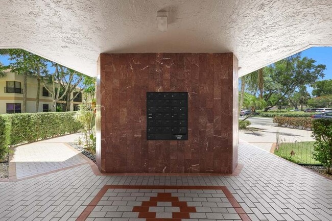 Building Photo - 2768 Carambola Cir S