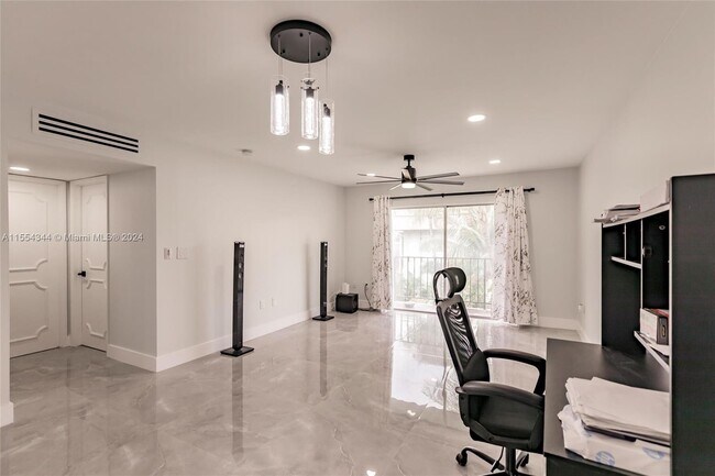 Building Photo - 807 W Oakland Park Blvd