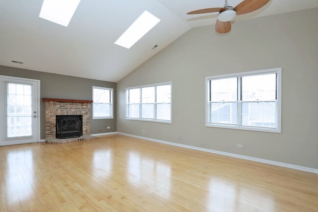 Building Photo - 573 W Parkside Dr