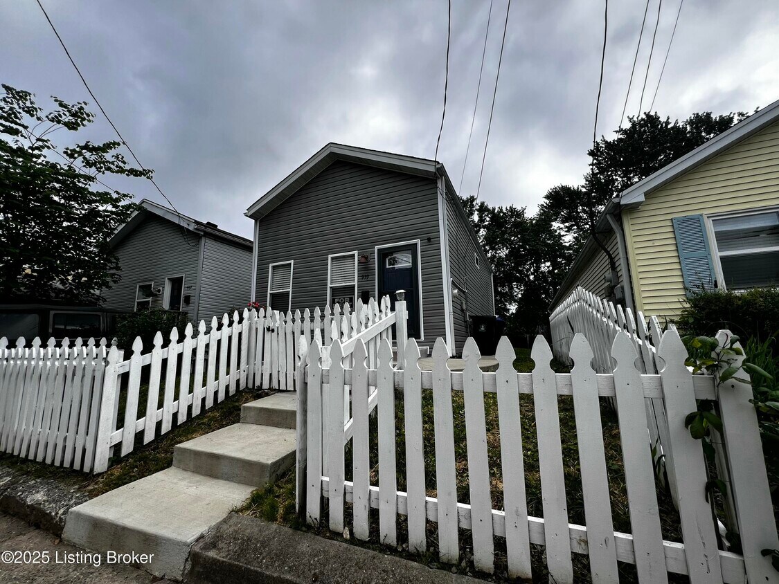 Primary Photo - 939 Goss Ave