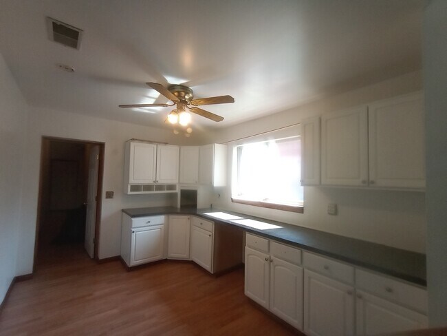 Pasillo - 4518 Liberty Ave