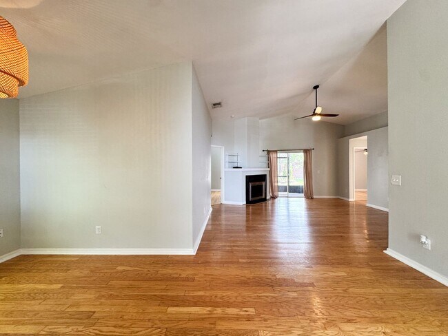 Foto del edificio - Beautifully upgraded 3/2 with double car garage!