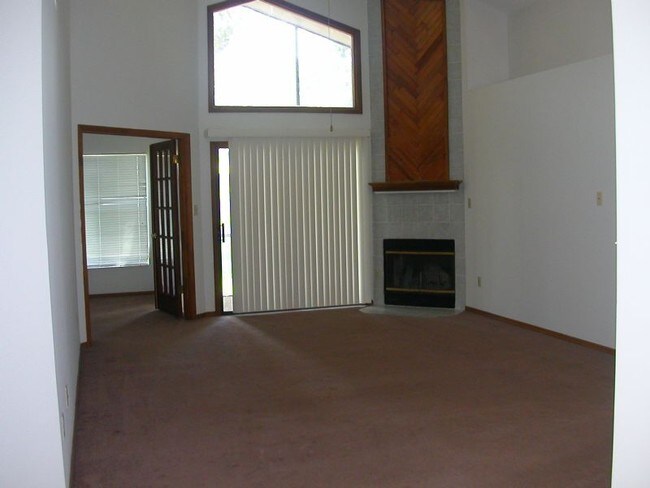Building Photo - 104 Lakebreeze Cir