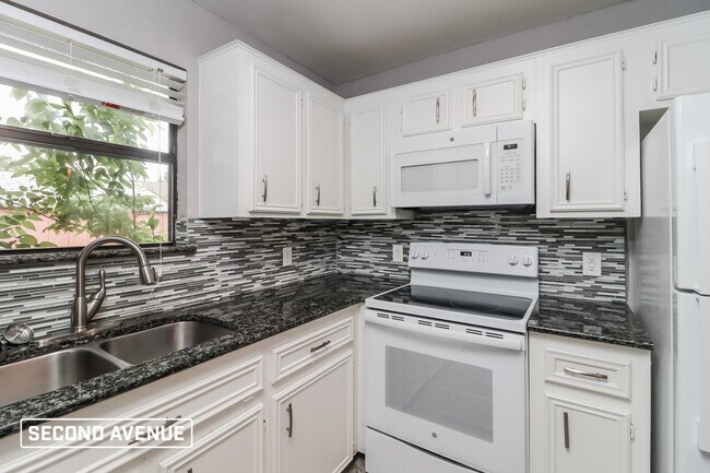 Building Photo - 6305 Avanti DR
