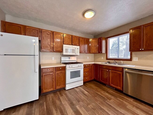 Building Photo - Four Bedroom Duplex in Kentwood - $400 OFF 1st Month!