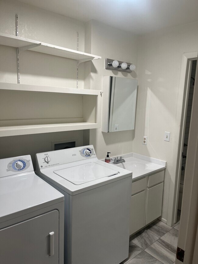 Foto del edificio - 961 Lakeside Dr