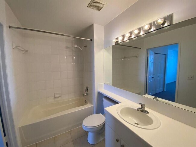 Foto del edificio - 616 Clearwater Park Rd