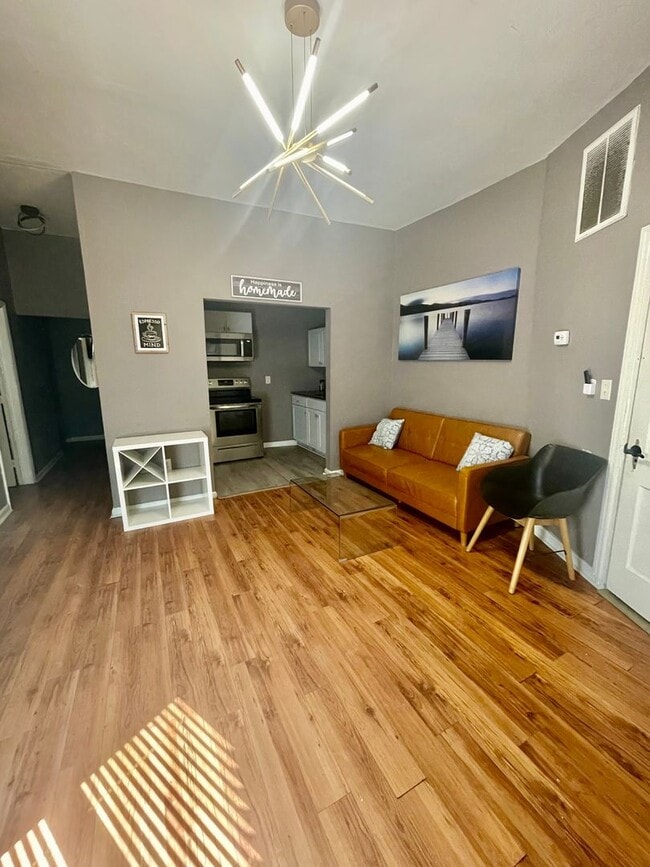 Building Photo - Welcome to this charming 3-bedroom, 1-bath...