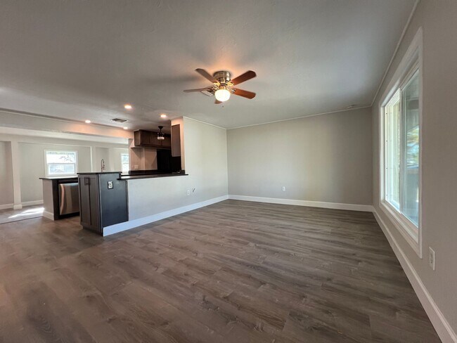 Foto del edificio - $1,795 ** Annual ** Available 5/15/26 ** Recently Upgraded **3 Bedroom / 2 Bath * Port Charlotte