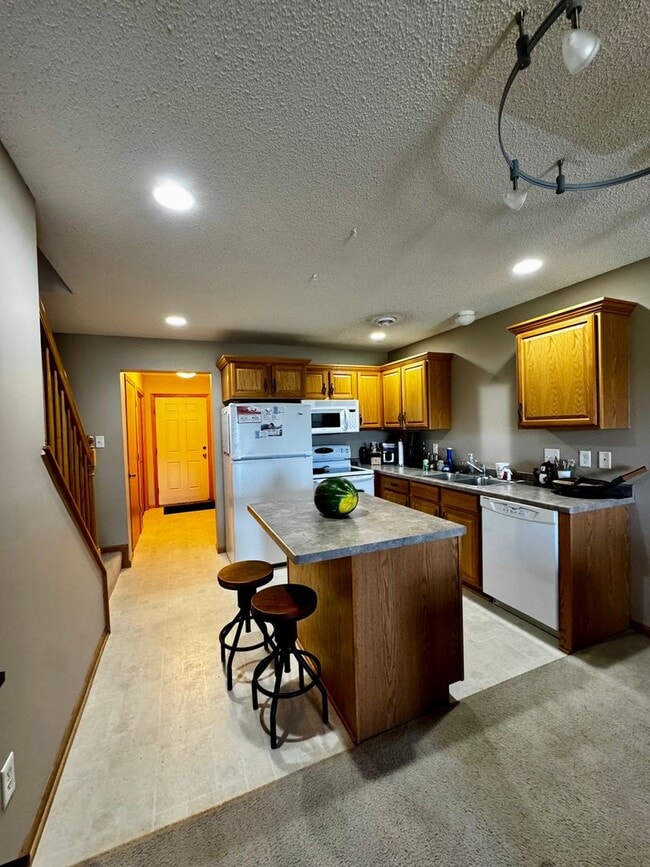 Foto del edificio - Affordable Non-smoking townhouse in SW Rochester 2beds 2 baths 1 car attached garage washer dryer...