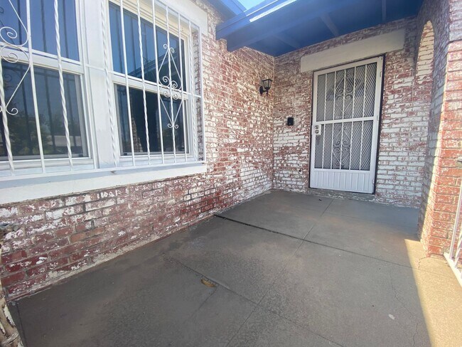 Foto del edificio - HOME FOR RENT in CENTRAL EL PASO