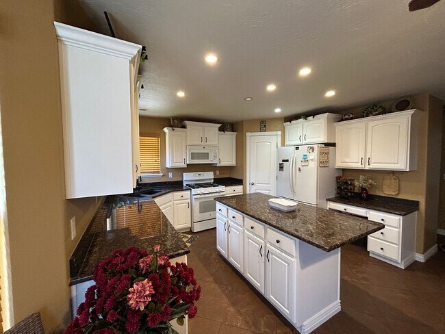 Foto del edificio - 5 Bedroom 2.5 Bathroom Upstairs Unit in Spanish Fork!