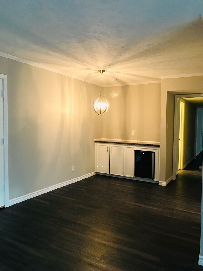 nice set up with wine cooler - 505 Westcott St