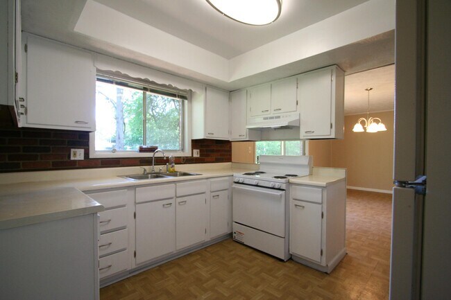 Building Photo - 2363 Verna Dr