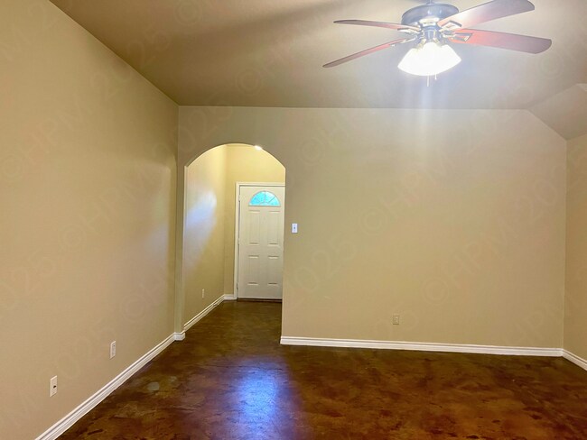 Building Photo - Move-In Special! 3-Bed, 2.5-Bath Townhouse...