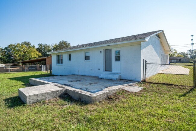 Foto del edificio - Bright, Updated & Ready for You – 3BR Home...