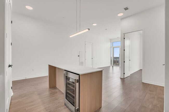 Building Photo - 88 Bathurst St